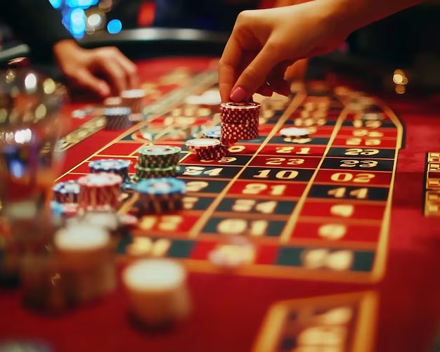 moveon88 Featured Games section on mobile app showing live tables and slot titles